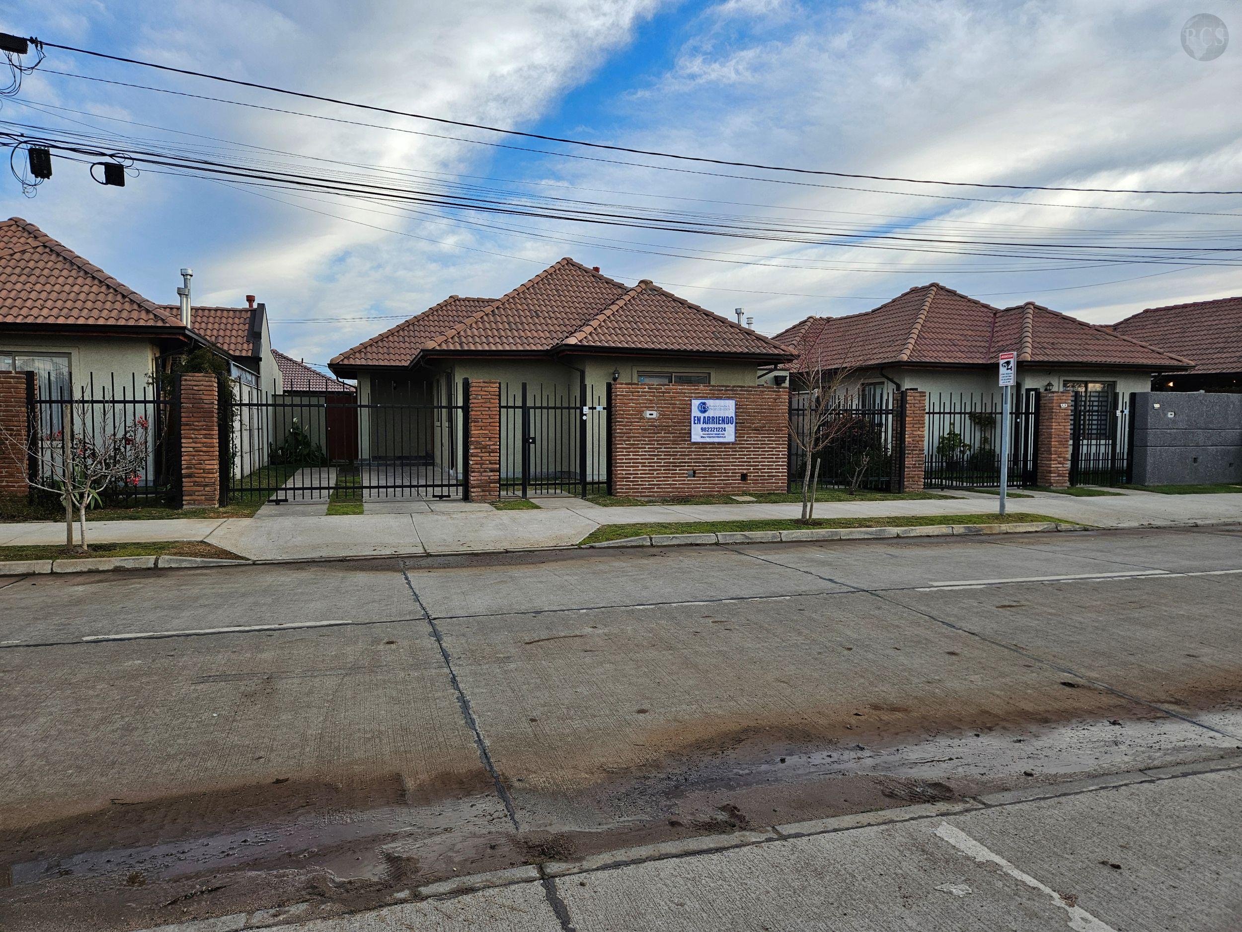 En arriendo casa de un piso en Hacienda Esmeralda