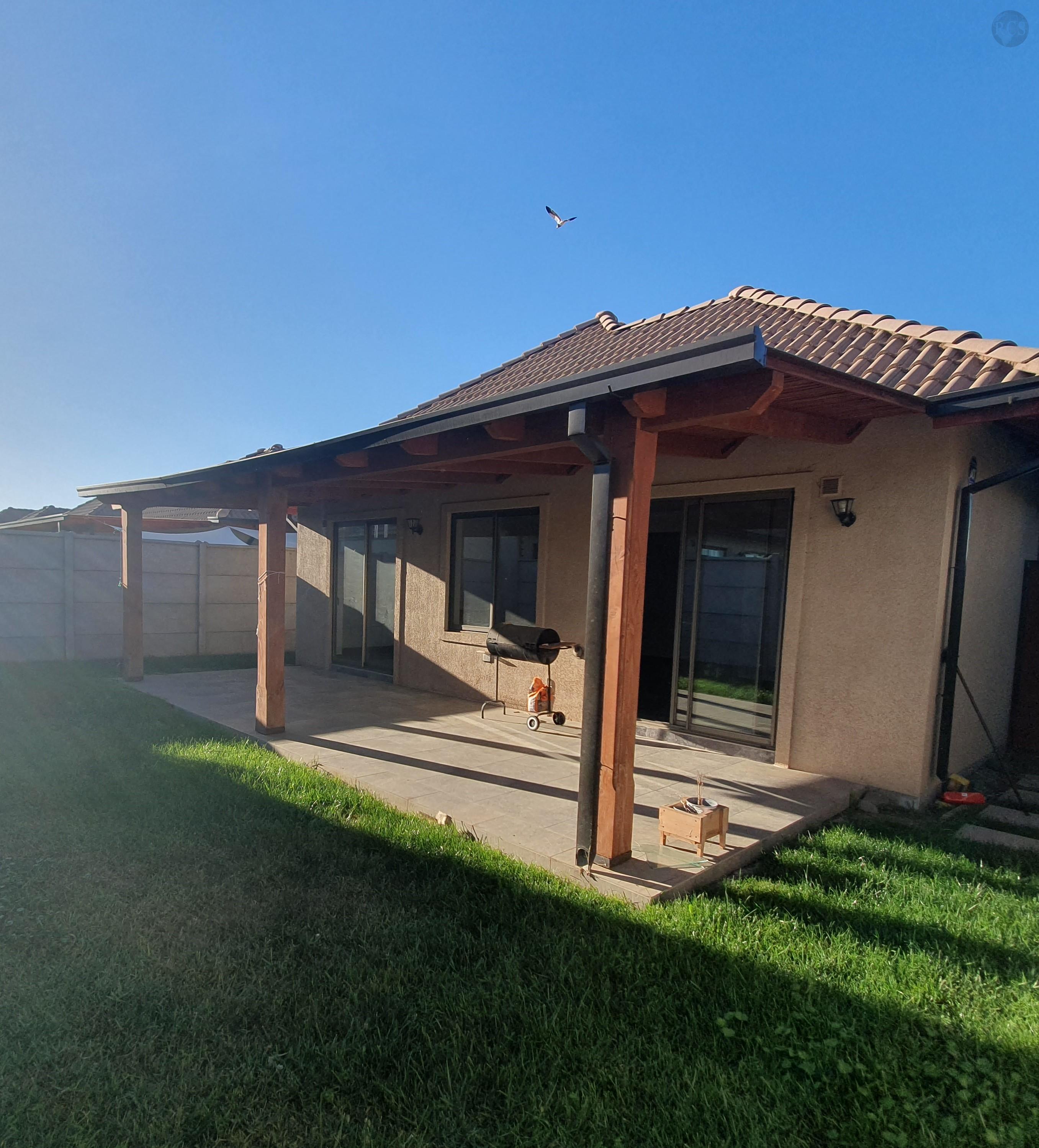 En arriendo casa  en Hacienda Esmeralda