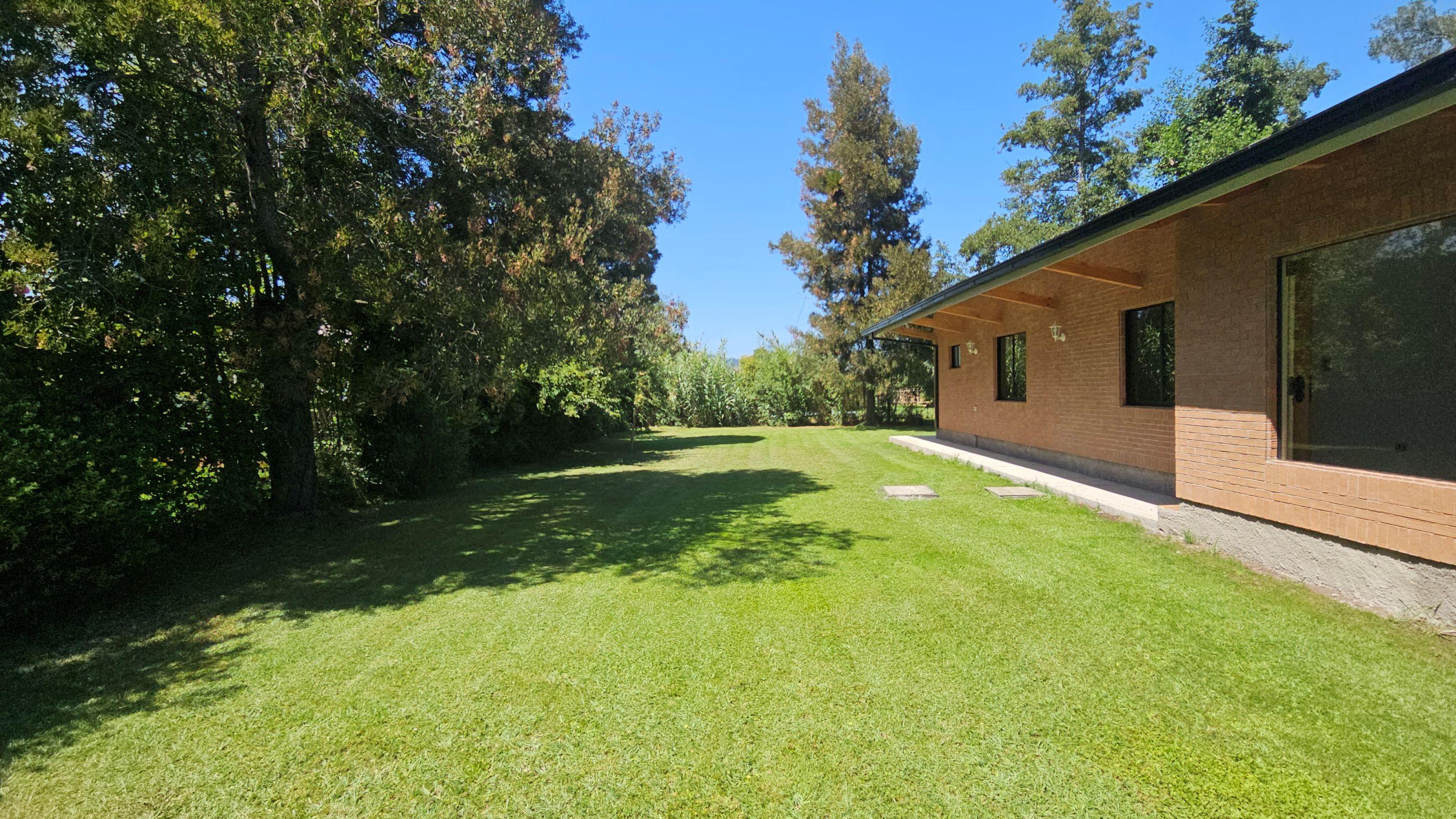 Vendo amplia casa en condominio Santa Elena